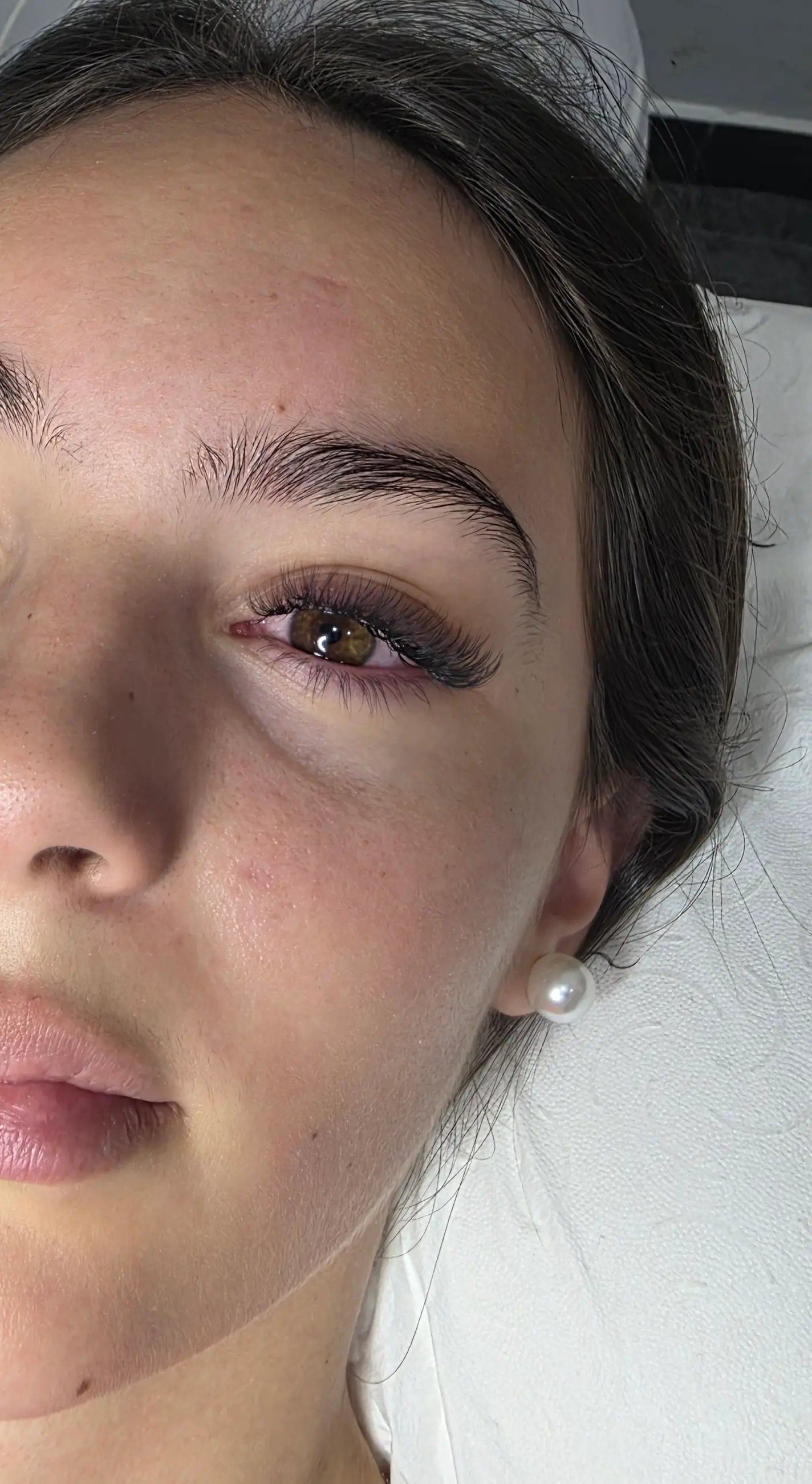 Primer plano de clienta con extensiones de pestañas